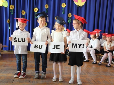dzieci podczas uroczystości ślubowania