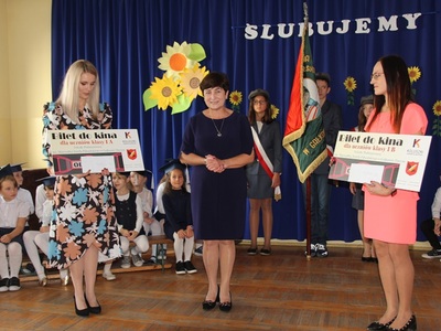 nauczycielki wraz z panią Burmistrz, w tle dzieci z klas pierwszych