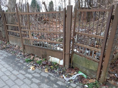 widok działki, na której ma powstać parking