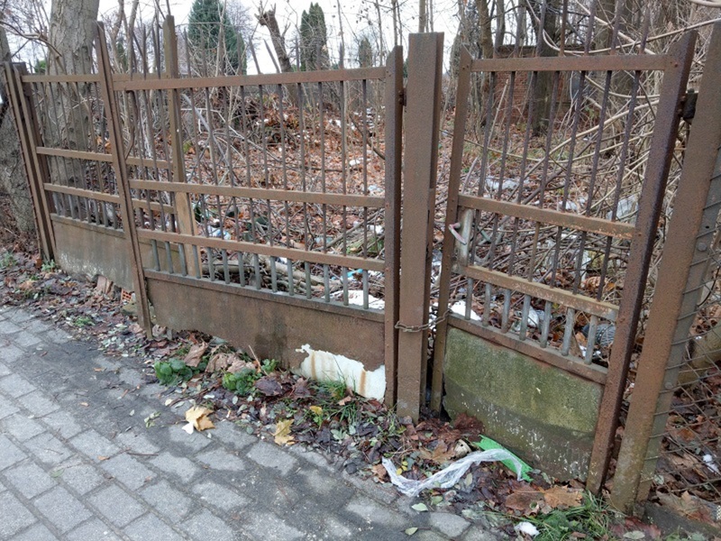 widok działki, na której ma powstać parking