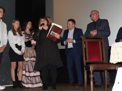 młodzież podczas spektaklu na scenie MOK