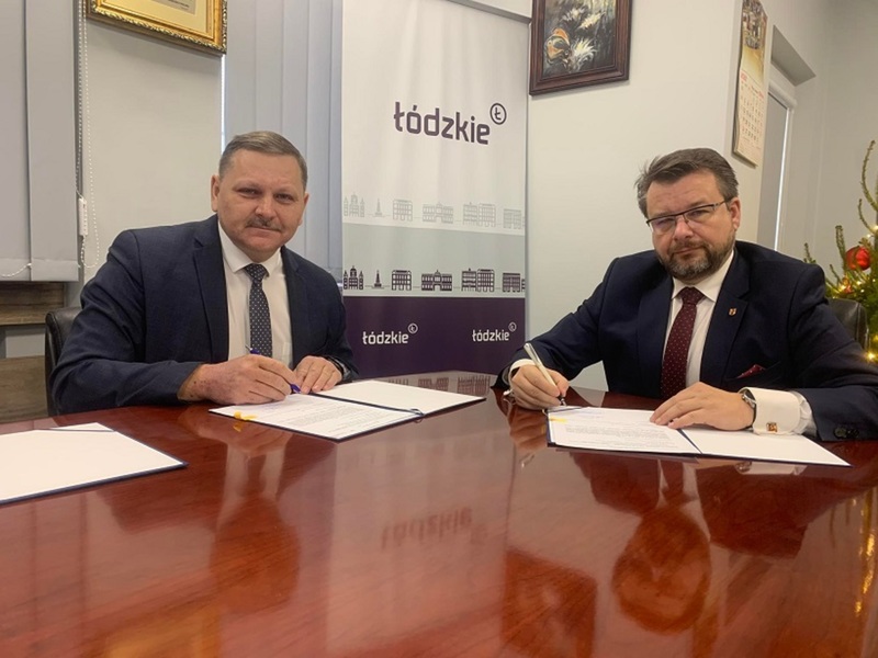 Piotr Adamczyk, wicemarszałek województwa łódzkiego oraz burmistrz Koluszek Waldemar Chałat podczas podpisywania umowy
