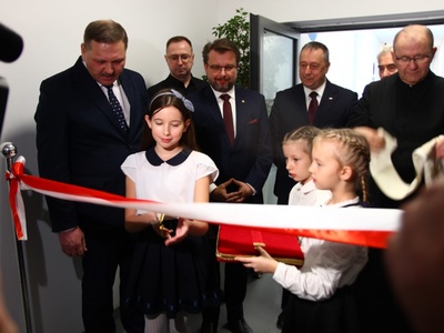 uroczyste przecięcie wstęgi podczas otwarcia