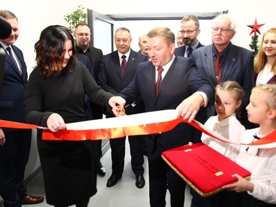 uroczyste przecięcie wstęgi podczas otwarcia