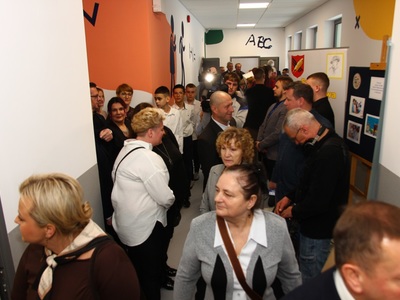 zwiedzający podczas otwarcia budynku