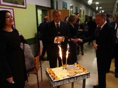 goście podczas otwarcia nowego budynku szkoły