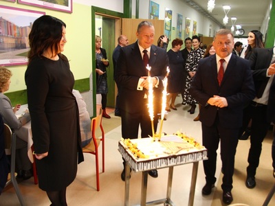 goście podczas otwarcia nowego budynku szkoły