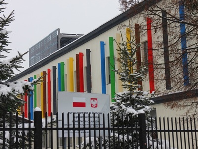 widok budynku szkoły z zewnątrz