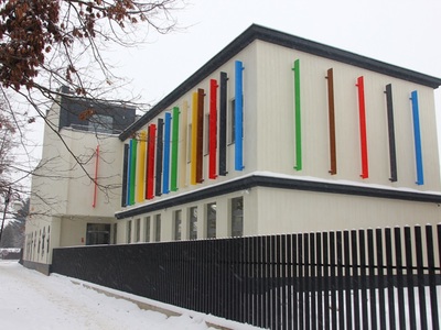 widok budynku szkoły z zewnątrz