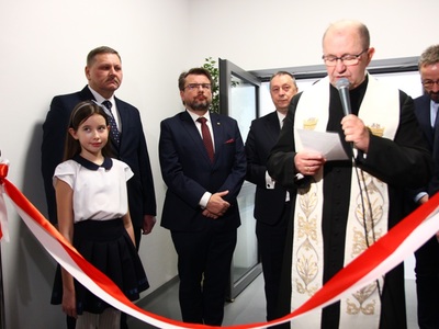 uroczyste poświęcenie szkoły podczas otwarcia