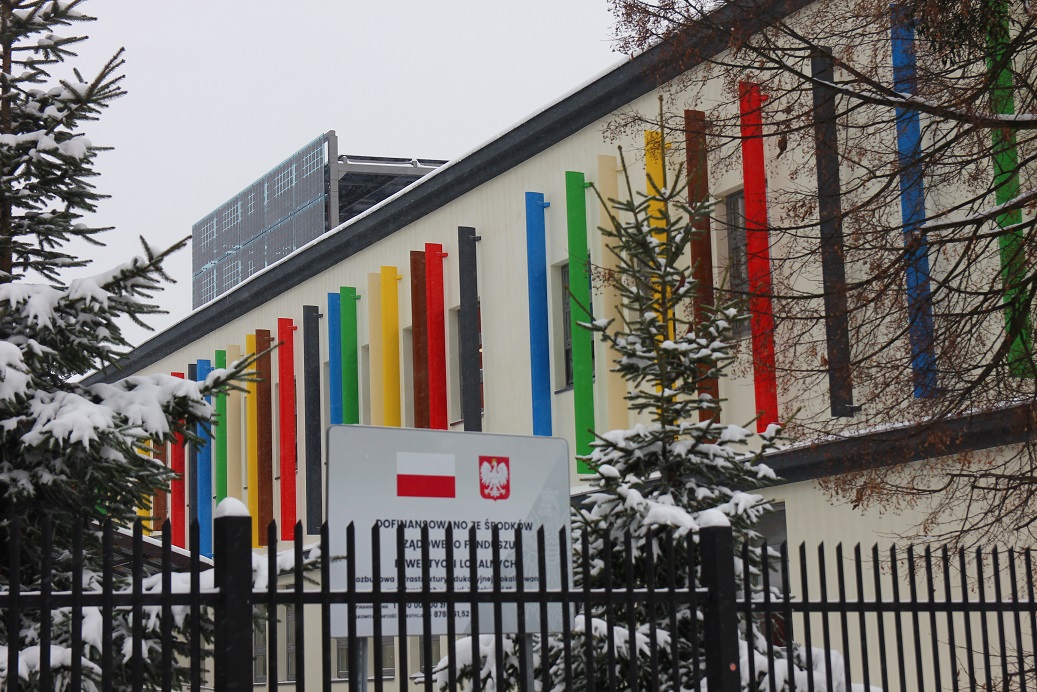 widok budynku szkoły z zewnątrz