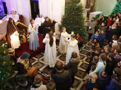 widok ludzi w kościele NPNMP