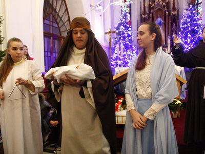 widok ludzi w kościele NPNMP