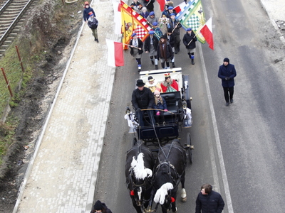 widok podczas przemarszu ulicami