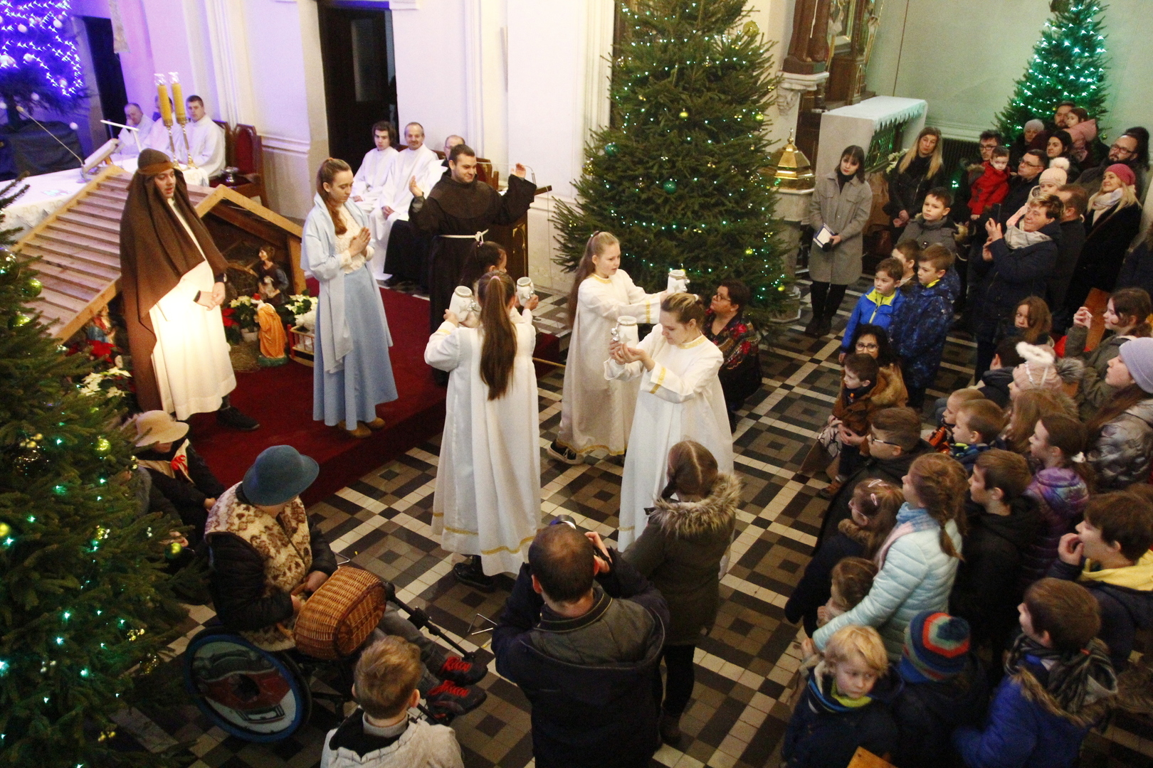 widok ludzi w kościele NPNMP