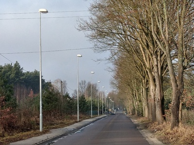 widok lamp przy drodze