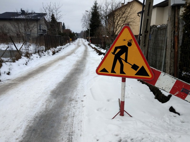 znak informujący o robotach drogowych