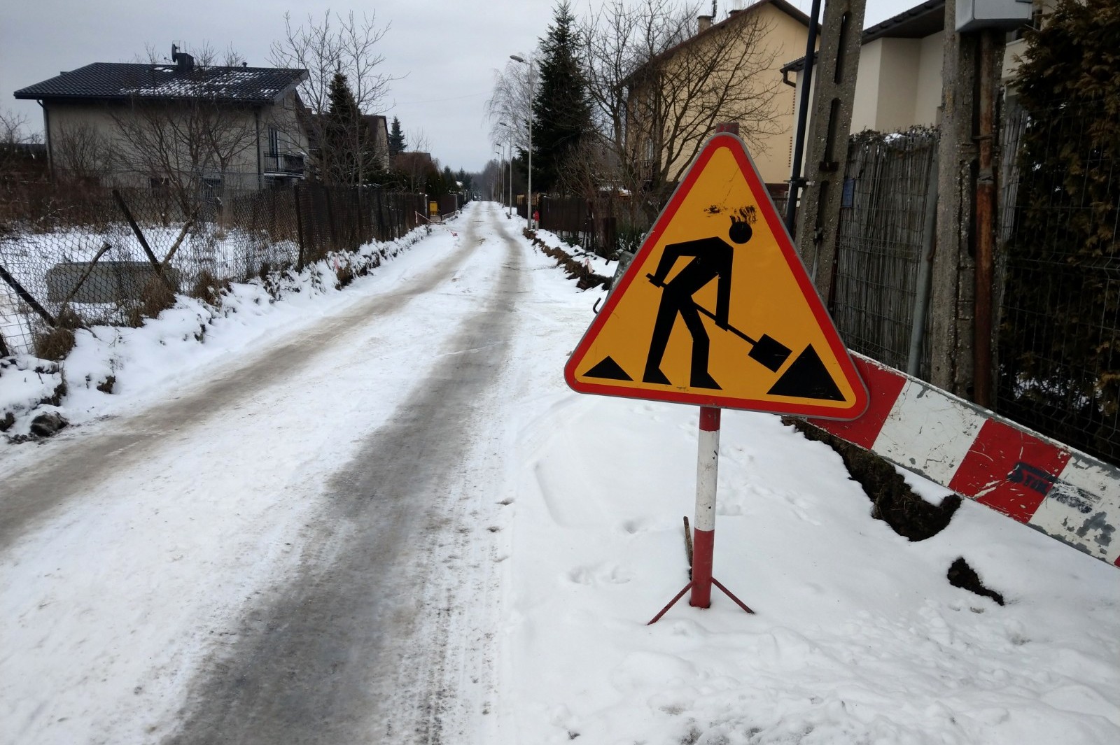 znak informujący o robotach drogowych