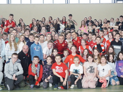 Piłkarze RTS Widzew Łódź gośćmi Szkoły Podstawowej nr 2