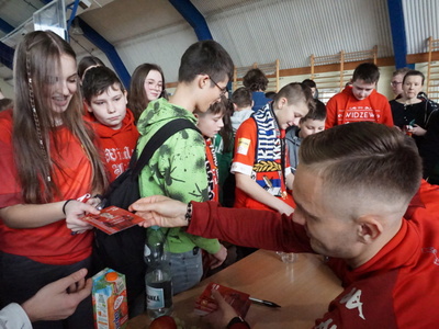 Piłkarze RTS Widzew Łódź gośćmi Szkoły Podstawowej nr 2