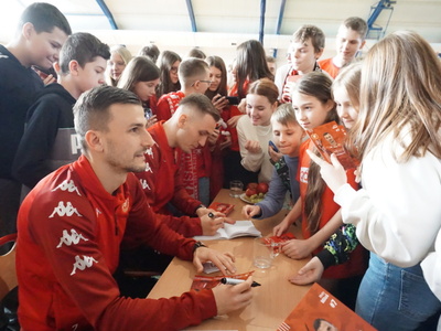 Piłkarze RTS Widzew Łódź gośćmi Szkoły Podstawowej nr 2
