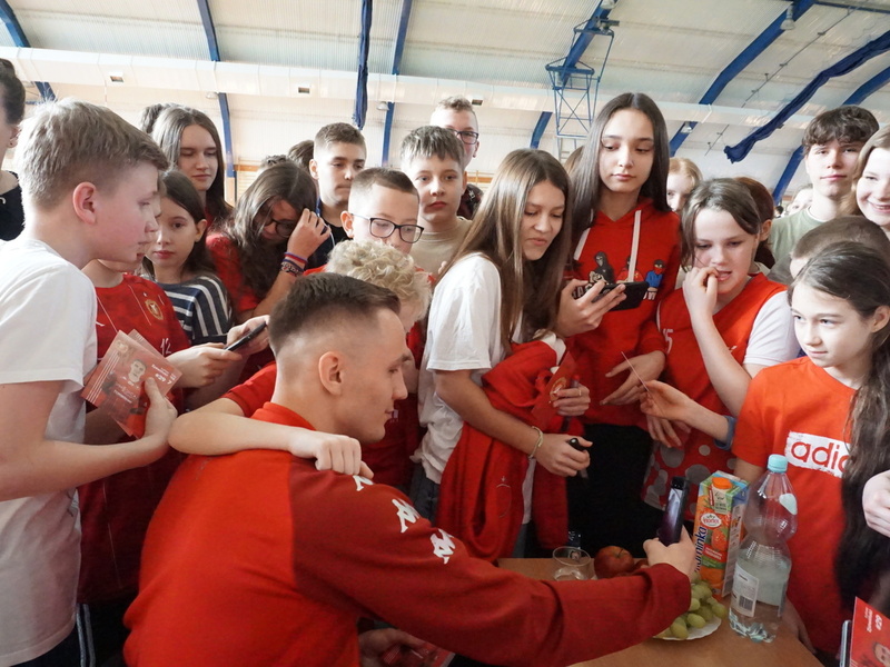 Piłkarze RTS Widzew Łódź gośćmi Szkoły Podstawowej nr 2