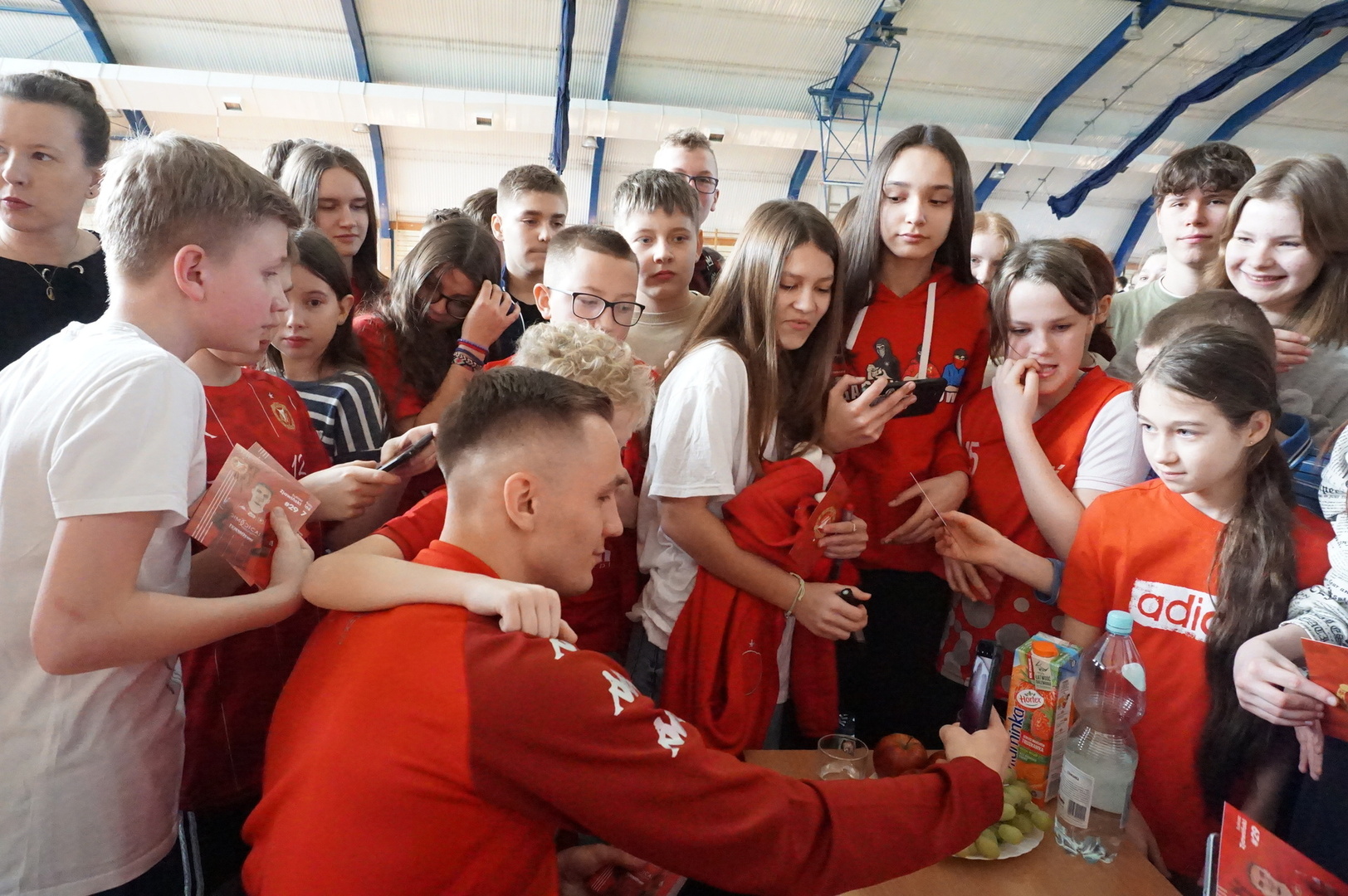 Piłkarze RTS Widzew Łódź gośćmi Szkoły Podstawowej nr 2