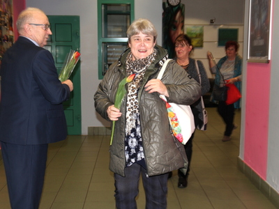 Przewodniczący Rady Powiatu podczas wręczania kwiatów