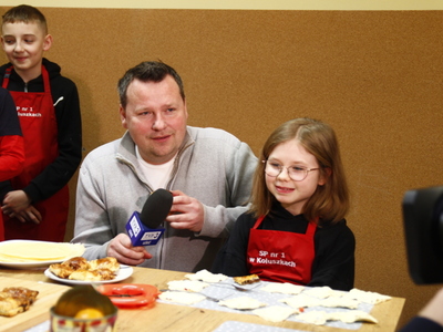 dzieci podczas otwarcia pracowni przedstawicielem mediów