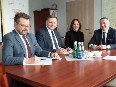Przedstawiciele władz Koluszek podczas podpisywania umowy