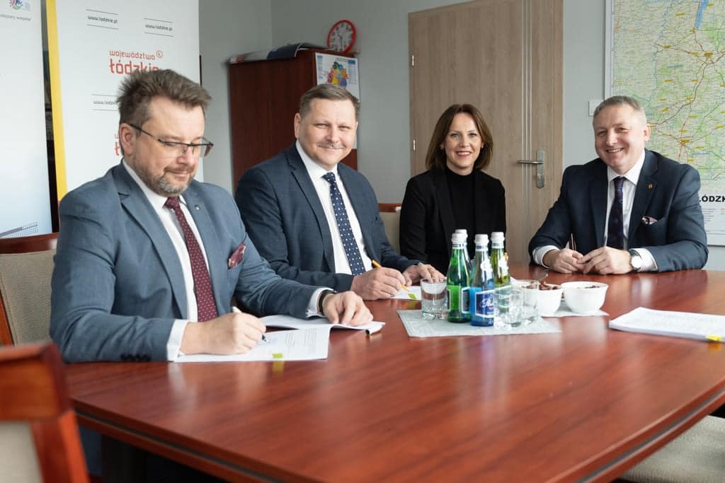 Przedstawiciele władz Koluszek podczas podpisywania umowy