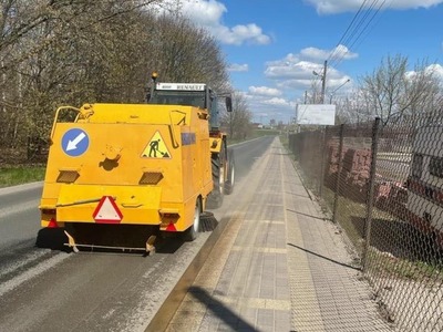 widok samochodu sprzątającego ulice