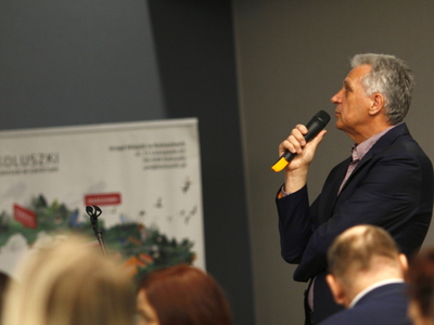 Prelegenci podczas wystąpienia w trakcie konferencji
