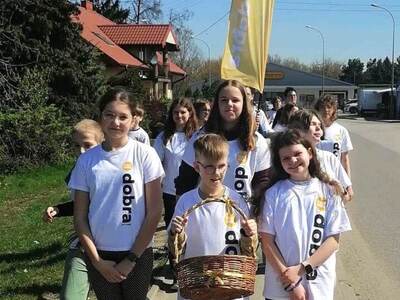 dzieci podczas spaceru w Koluszkach