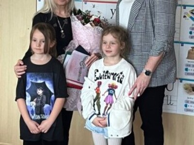 przedszkolaki z Panią Anną Marią Wesołowską oraz Panią Dyrektor