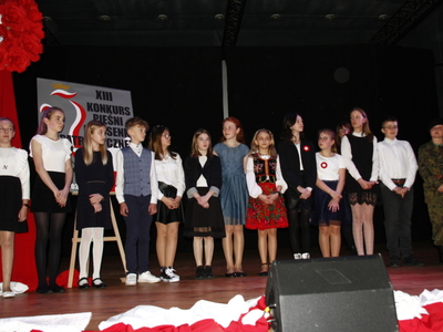 koncert patriotyczny w MOK - dzieci na senie