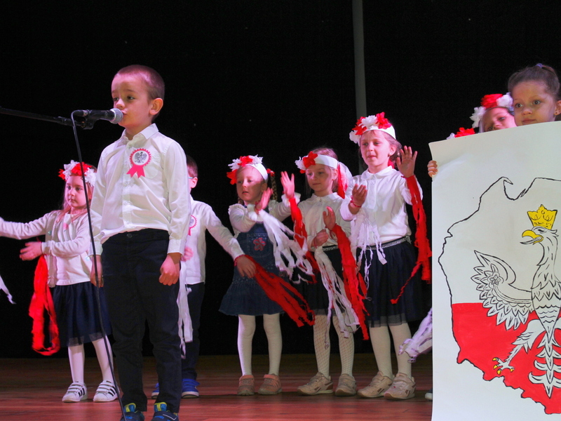 koncert patriotyczny w MOK - dzieci na senie