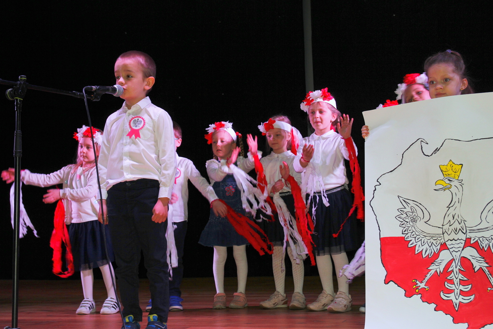 koncert patriotyczny w MOK - dzieci na senie