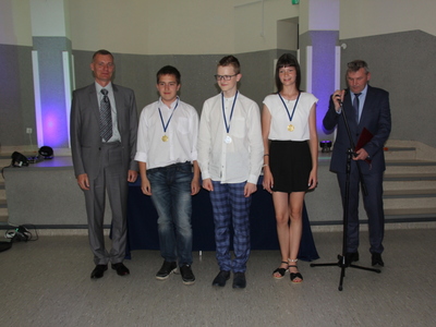 zakończenie roku ósmoklasiści