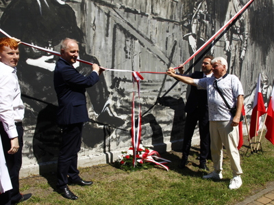 Odsłonięto mural Oddziału „Sama” 