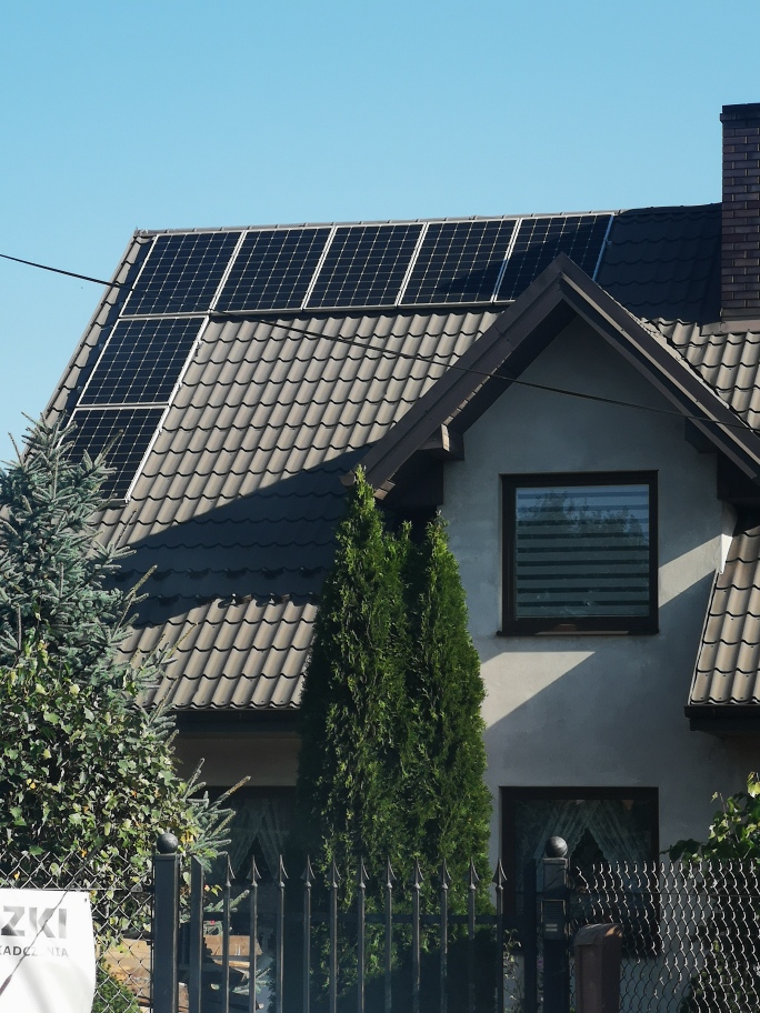 widok paneli fotowoltaicznych na dachu domu
