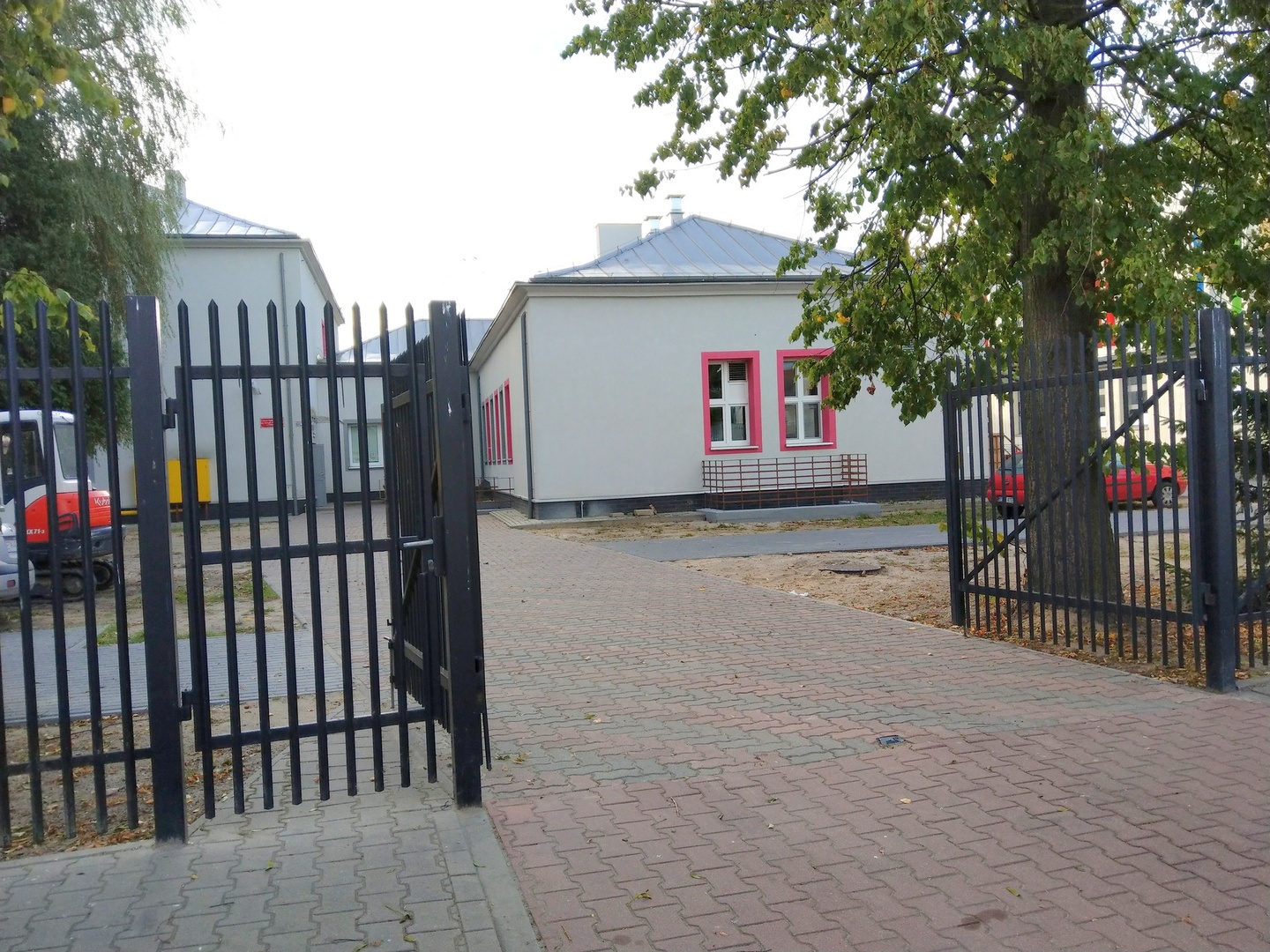 widok wjazdu SZP nr 2 i LO Koluszki