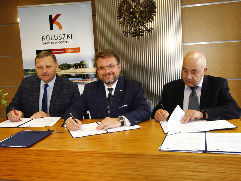 zdjęcie z momentu wręczenia dotacji