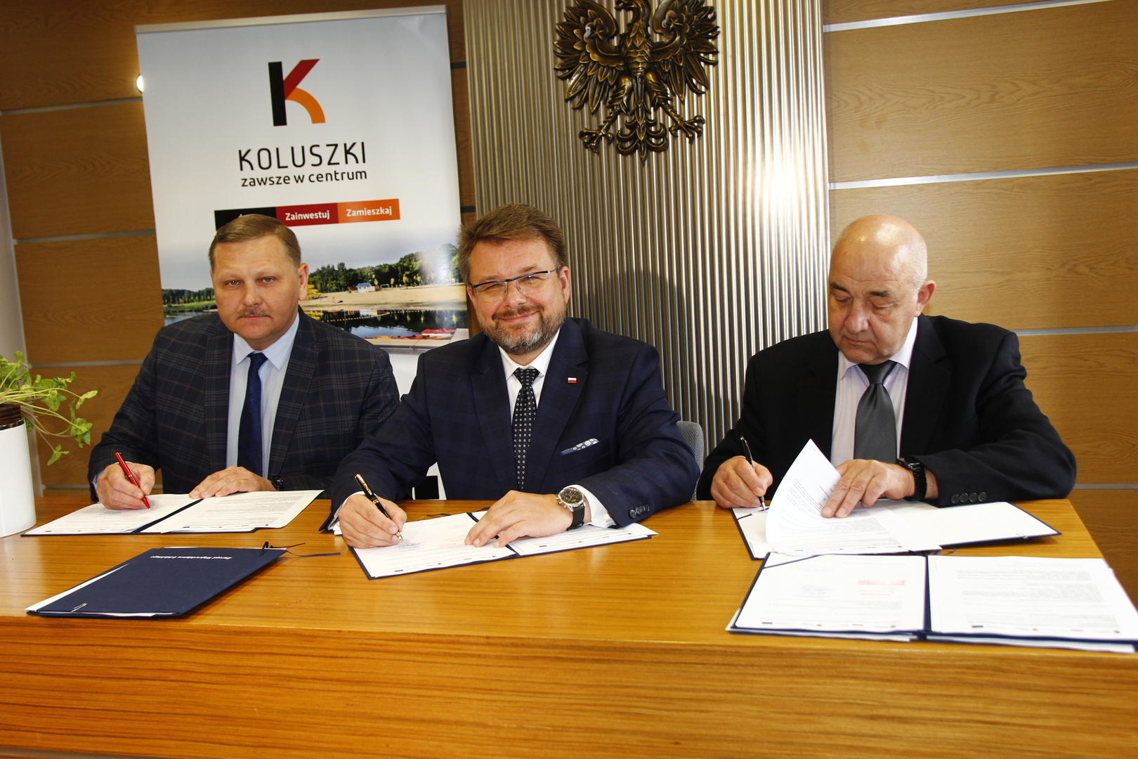 zdjęcie z momentu wręczenia dotacji