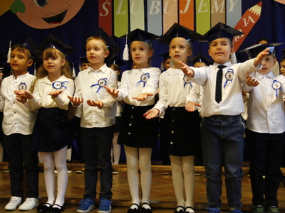 Ślubowanie klas pierwszych Szkoły Podstawowej w Różycy