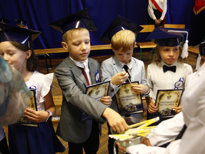 Ślubowanie klas pierwszych Szkoły Podstawowej w Różycy