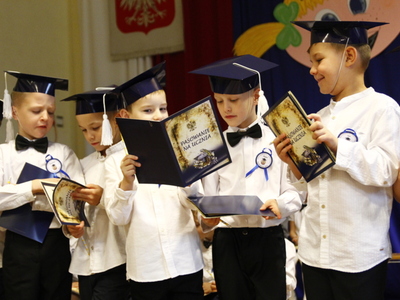 Ślubowanie klas pierwszych Szkoły Podstawowej w Różycy