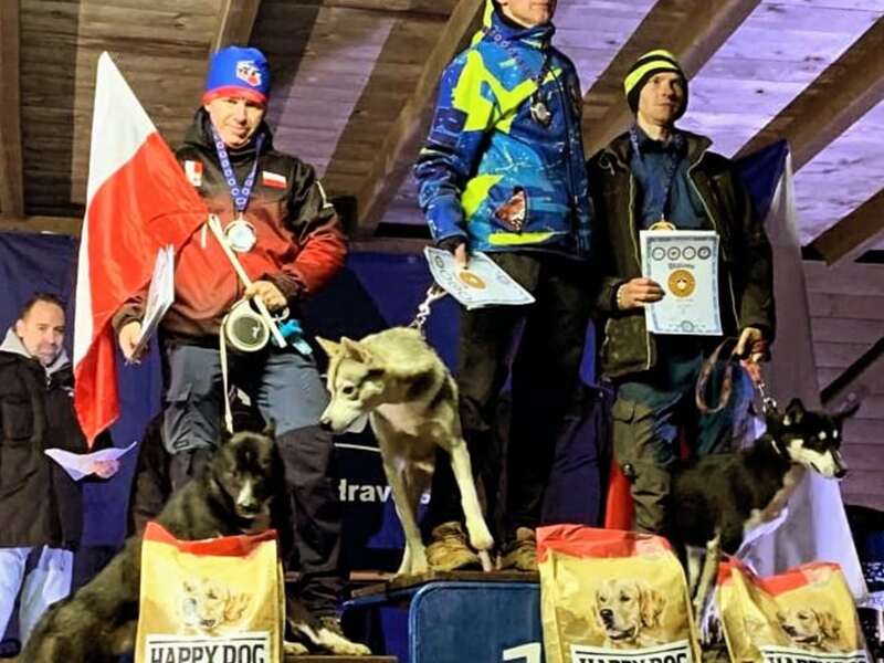widok zwycięzców na podium