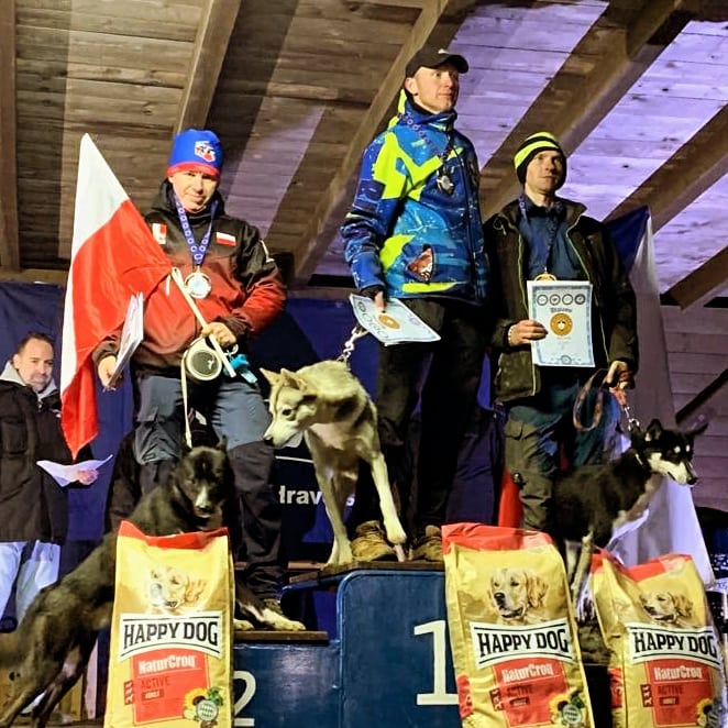 widok zwycięzców na podium