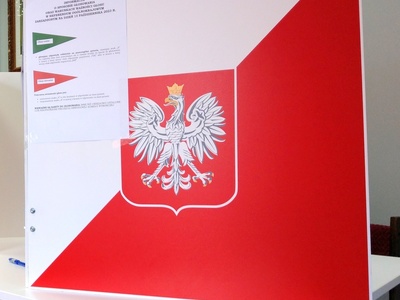 widok godła i flagi Polski